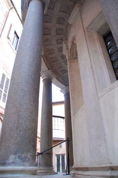 Gianicolo un particolare delle colonne del Tempietto del Bramante