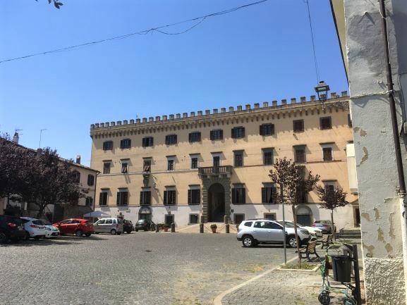 Roccalvecce, piazza Umberto e Castello Costaguti