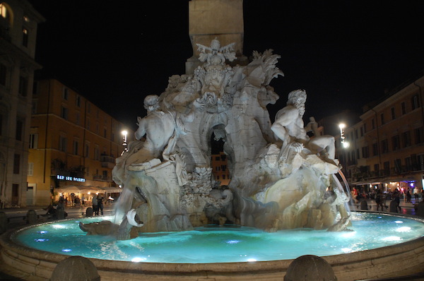 fontane di Roma piazza Navona fontana dei 4 fiumi base cava gange stemma