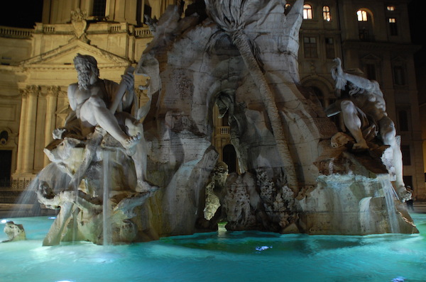 fontane di Roma piazza navona fontana dei quattro fiumi leone e palma