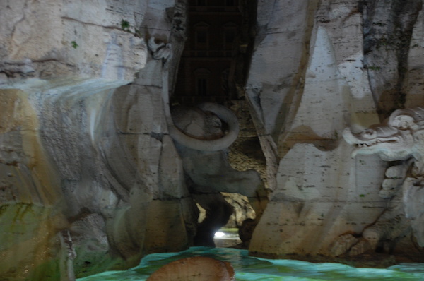 fontane di Roma piazza Navona fontana dei 4 fiumi base cava particolare leone