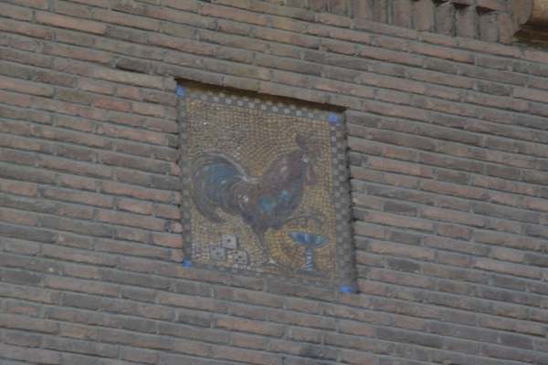 Quartiere Coppedè, gallo sulla facciata del Liceo Avogadro