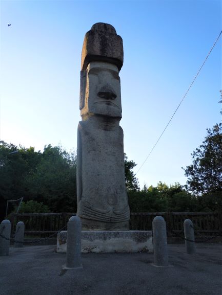 Vitorchiano la statua del Moai