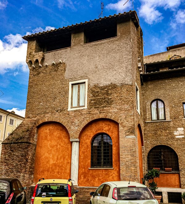 Trastevere medievale, casa di Ettore Fieramosca su piazza dei Mercanti.
