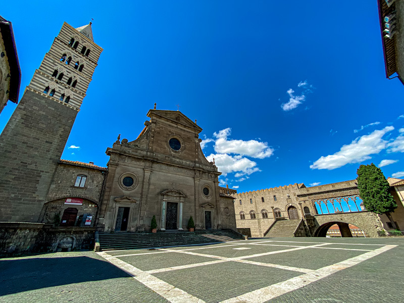 Viterbo medievale, piazza San Lorenzo.