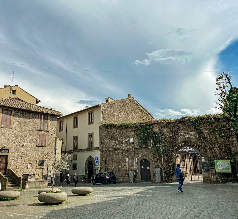 Viterbo medievale, piazza San Carluccio, un particolare.
