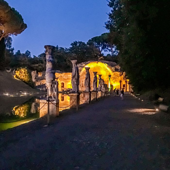Tivoli statue delle Cariatidi nel Canopo di villa Adriana