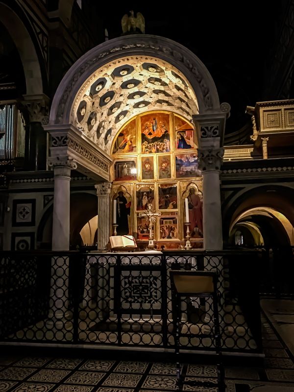 Firenze il ciborio di Michelozzo all'interno della Basilica di San Miniato al Monte
