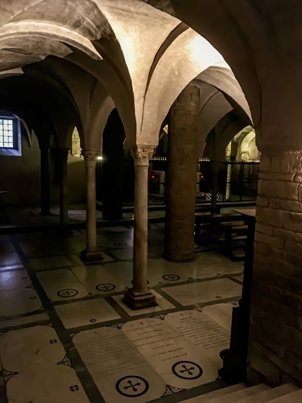 Firenze la cripta all'interno della Basilica di San Miniato al Monte