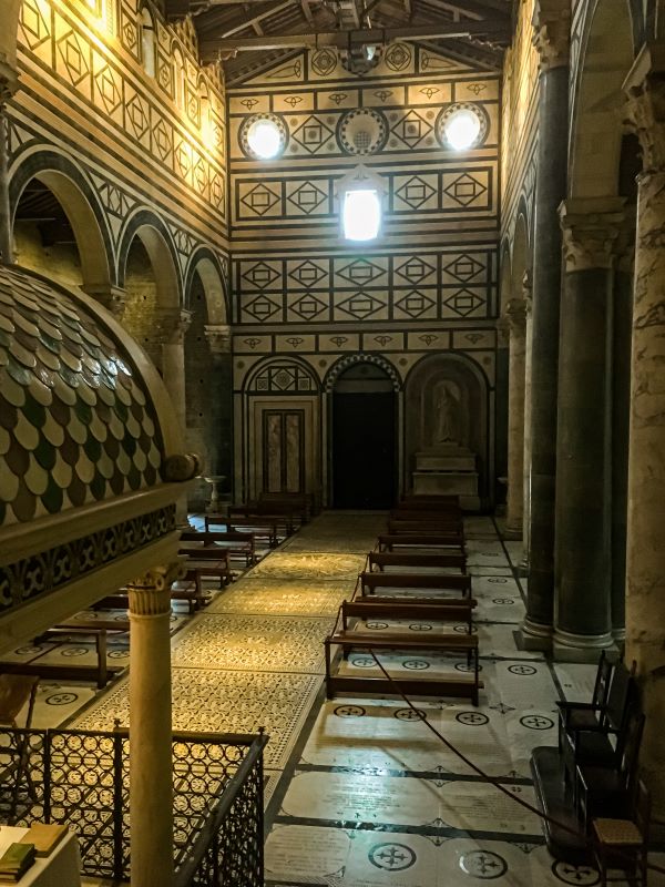 Firenze il pavimento all'interno della Basilica di San Miniato al Monte