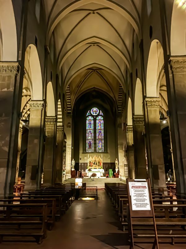 Firenze interno della Basilica di Santa Trinita