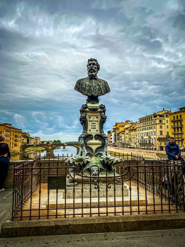 Firenze il busto di Benvenuto Cellini a Ponte Vecchio