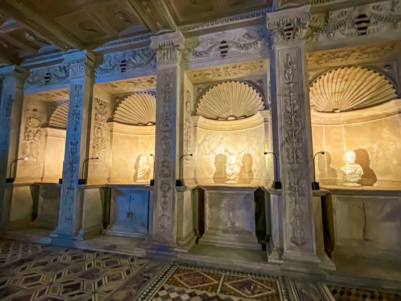 Napoli Dodici volti nel volto nella cripta di San Gennaro al Duomo