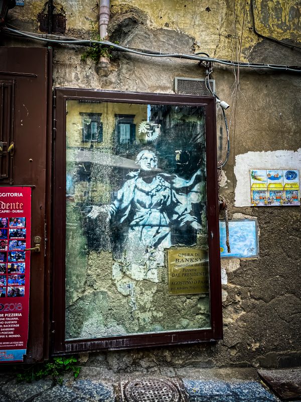 Napoli Madonna con la pistola di Banksy in piazza Gerolomini