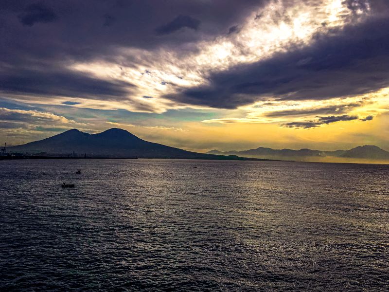 Napoli il Vesuvio e il mare
