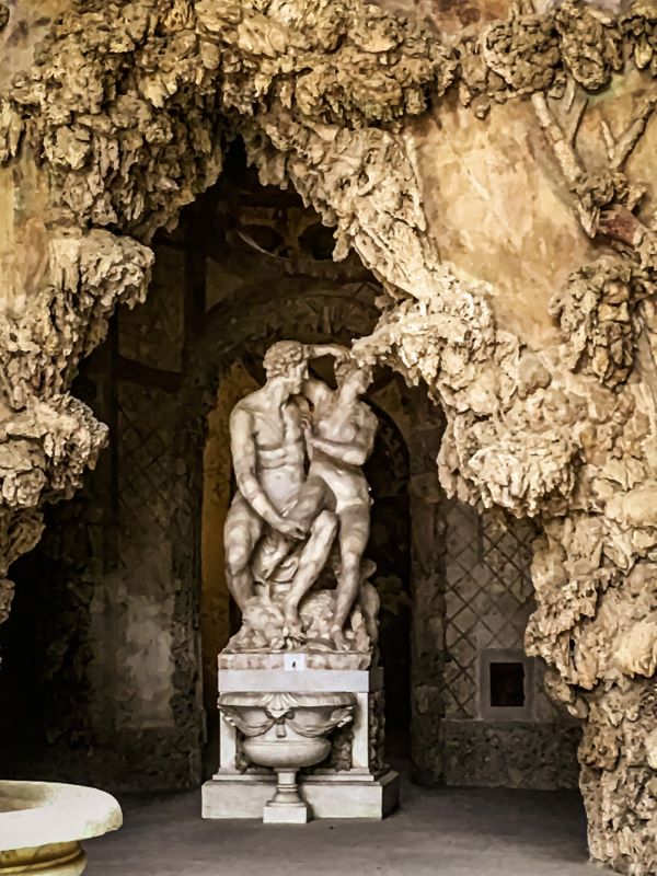 Giardino di Boboli Elena e Paride nel secondo ambiente all'interno della Grotta del Buontalenti