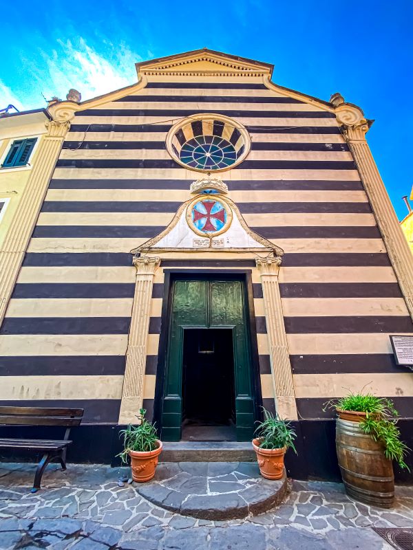 Una giornata alle Cinque Terre facciata in gotico genovese della chiesa di San Giovanni Battista a Monterosso 