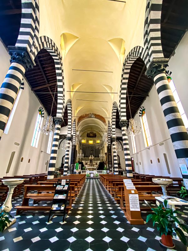 Una giornata alle Cinque Terre interno della chiesa di San Giovanni Battista a Monterosso 