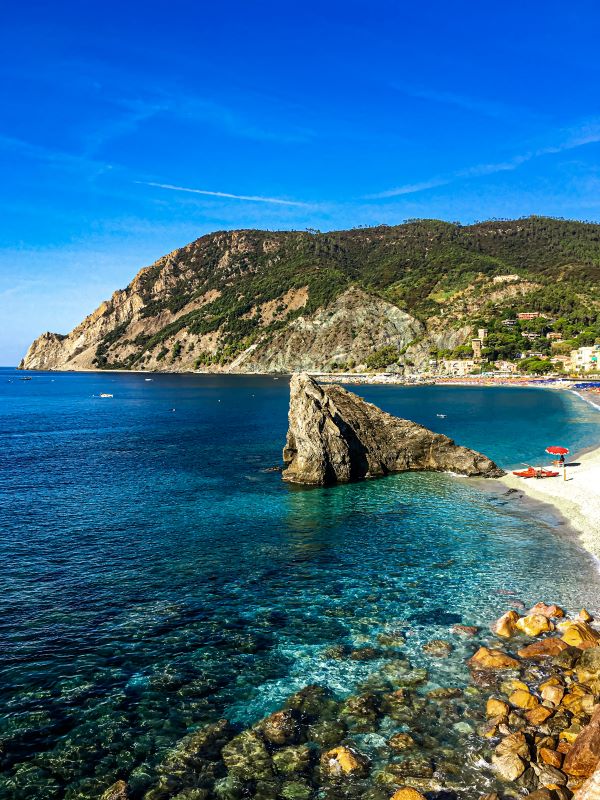 Una giornata alle Cinque Terre scoglio della spiaggia di Fegina a Monterosso