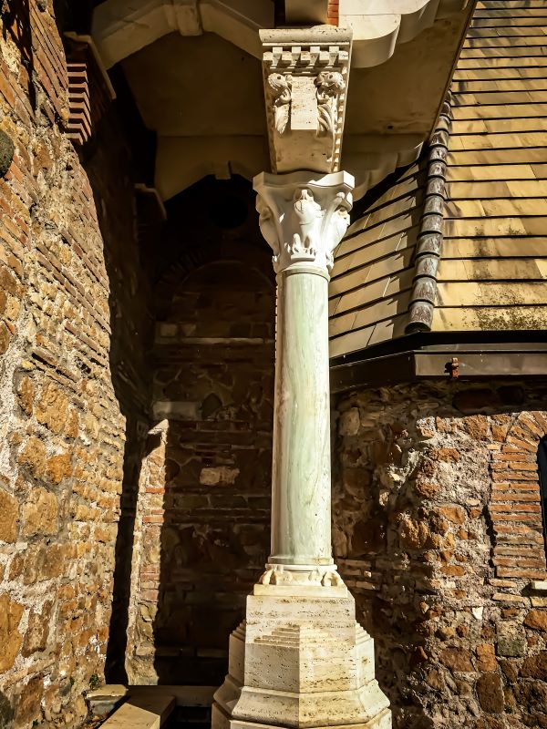Villa Torlonia colonnina esterna con capitello decorato con il motivo della civetta nella Casina delle Civette