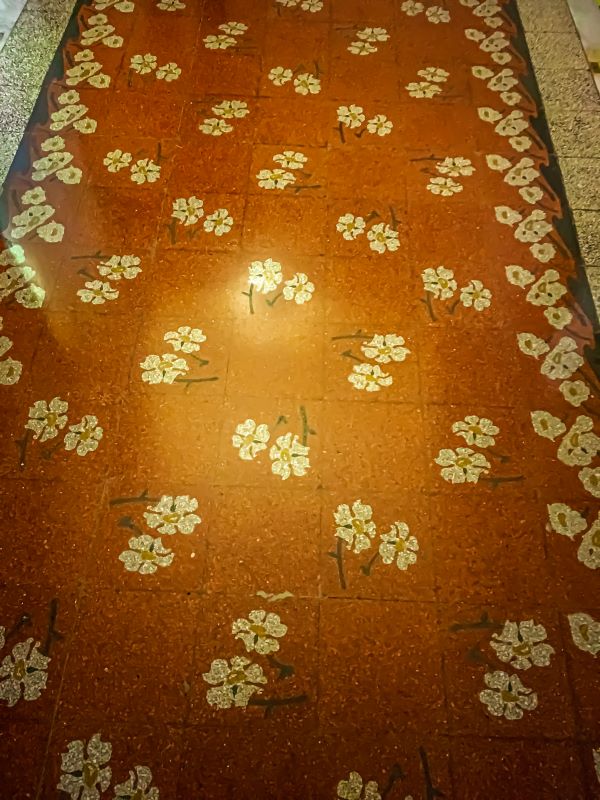 Villa Torlonia particolare di un pavimento decorato a motivo floreale nella Casina delle Civette