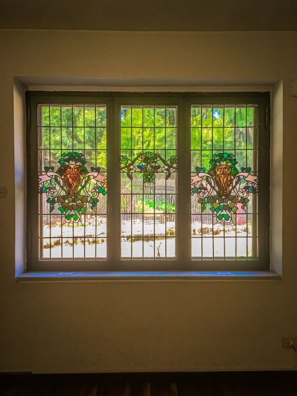 Villa Torlonia la vetrata policroma della Stanza delle Civette nella Casina delle Civette