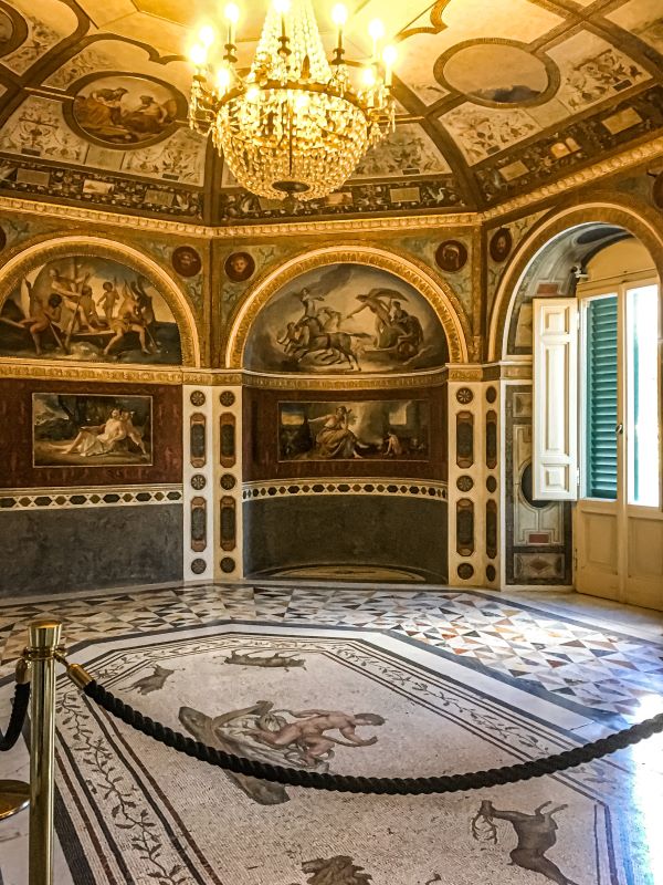 Villa Torlonia la Sala di Bacco ed il mosaico di Ercole bambino al piano nobile del Casino Nobile