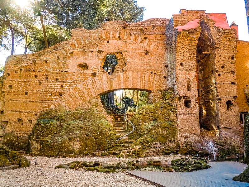 Villa Torlonia finti ruderi nella grotta del complesso della Serra Moresca