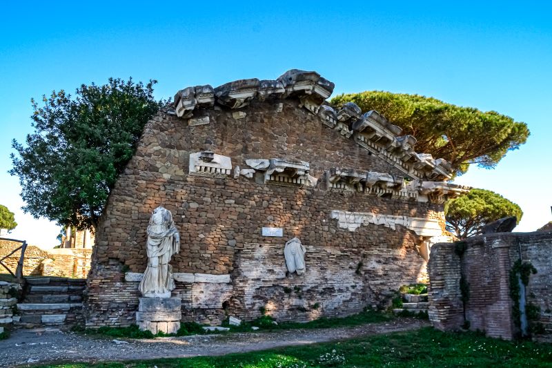 Ostia Antica ricostruzione del timpano del Tempio di Roma e Augusto 