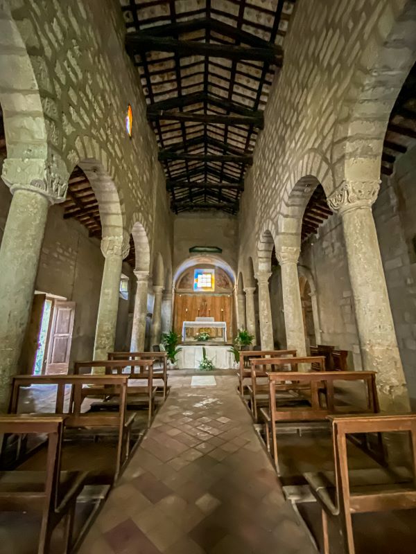 Bassano in Teverina l'interno della chiesa di Santa Maria dei Lumi