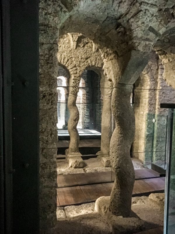 Bassano in Teverina colonna tortile nella Torre Celata