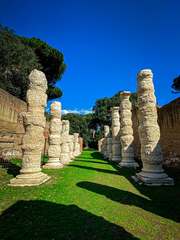 Portus le cosiddette colonnacce del Portico di Claudio nell'area archeologica dei Porti di Claudio e Traiano