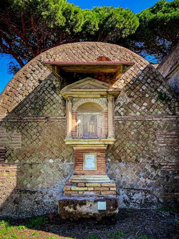 Portus un'edicola con defunto che varca la porta nella Necropoli di Porto a Isola Sacra