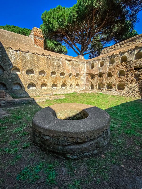 Portus esempio di pozzo interno alla sepoltura nella Necropoli di Porto a Isola Sacra