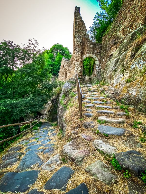 Antica Monterano porta Cretella e basolati romani nel borgo fantasma