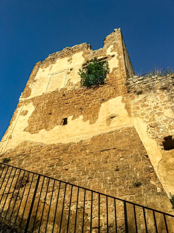 Antica Monterano la torre quadrata nel borgo fantasma primo nucleo del castello