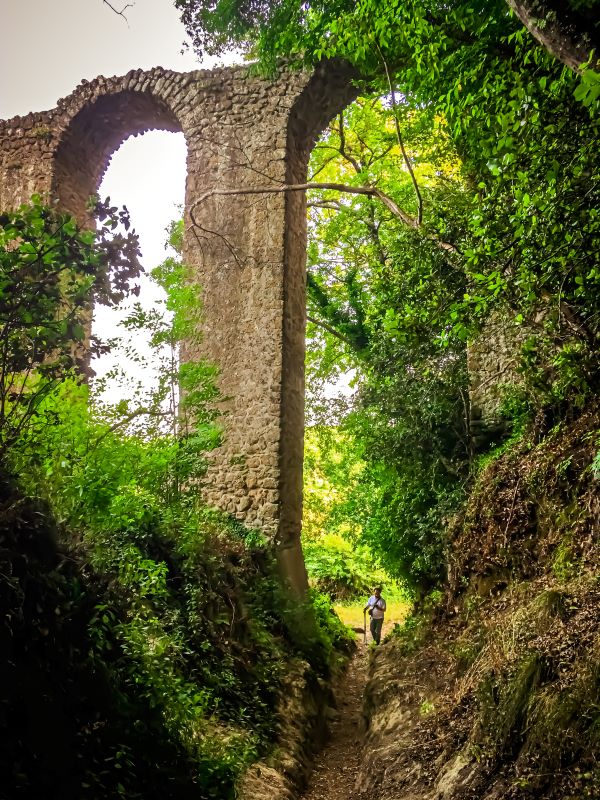 Antica Monterano una via di accesso al borgo fantasma sotto l'acquedotto