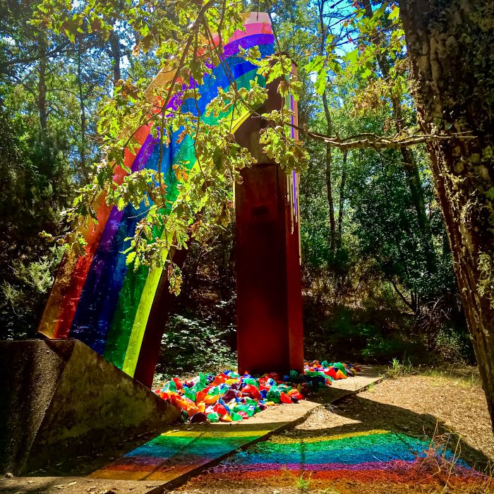 5 idee per il Ponte di Ognissanti Rainbow Crash di Federica Marangoni nel Parco delle Sculture del Chianti