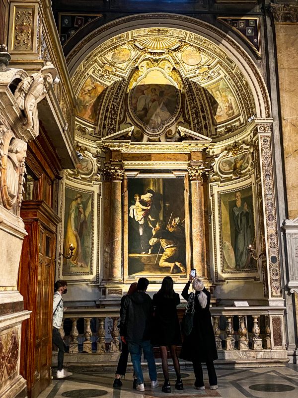 5 idee per il Ponte di Ognissanti trekking urbano a Roma la Madonna dei Pellegrini di Caravaggio nella chiesa di Sant'Agostino