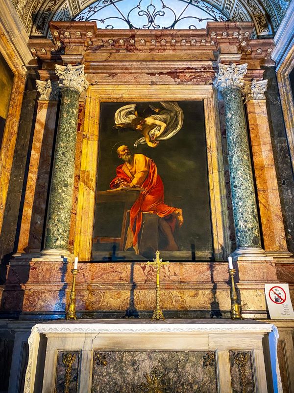 5 idee per il Ponte di Ognissanti trekking urbano a Roma il San Matteo e l'angelo di Caravaggio nella cappella Contarelli