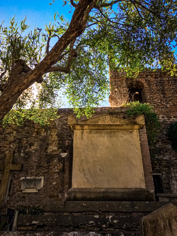 Testaccio particolare delle mura aureliane e lapide del Cimitero Acattolico