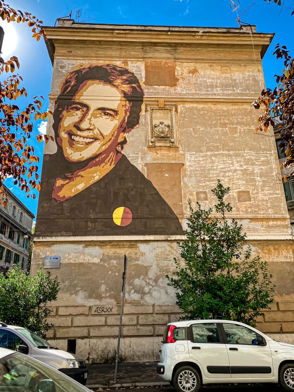 Testaccio il murale di Lucamaleonte dedicato a Lando Fiorini su una palazzina Ater 