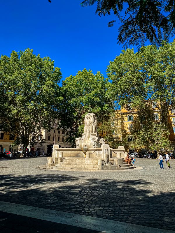 Testaccio particolare della Fontana della Anfore  di Pietro Lombradi