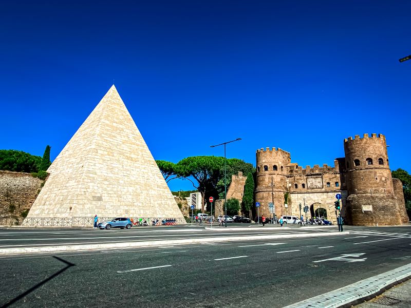 Testaccio la Piramide Cestia e Porta San Paolo