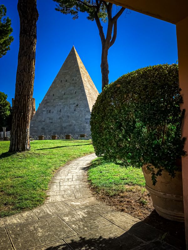 Testaccio la piramide Cestia vista dal Cimitero Acattolico 