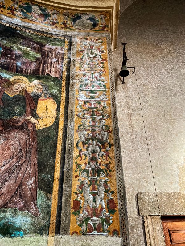 Cori particolare delle grottesche dell'affresco dell'abside nella Cappella del Crocifisso nella chiesa di Sant'Oliva