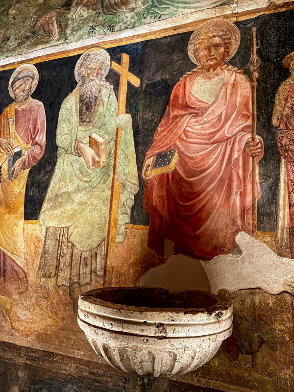Cori affreschi dei Santi ed Apostoli lungo le pareti della Cappella della Santissima Annunziata