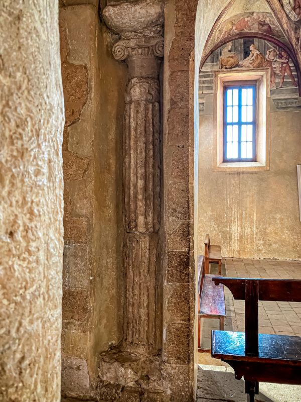 Cori una colonna romana del tempio romano nella chiesa romanica di Sant'Oliva