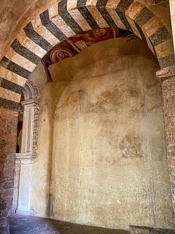 Cori resti dell'antica decorazione bicroma dell'antica decorazione della chiesa romanica di Sant'Oliva
