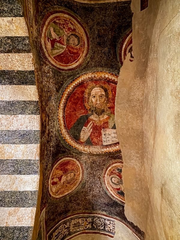 Cori Cristo Pantocrator tra gli Evangelisti resti dell'antica decorazione dell'antica decorazione della chiesa romanica di Sant'Oliva